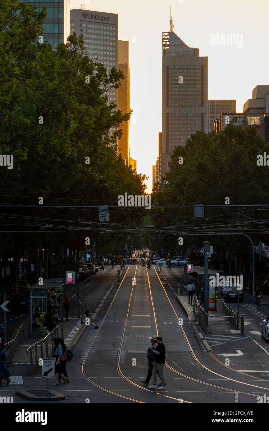 Blick auf die Bourke Street bei Sonnenuntergang, Melbourne, Victoria, Australien Stockfoto