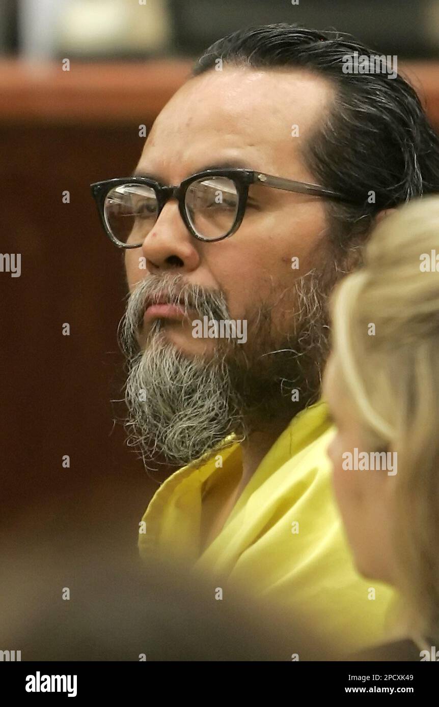 Serial killer Angel Maturino Resendiz sits in a Houston courtroom, Wednesday, June 21, 2006, as attorneys argue about whether he is mentally competent to be executed next week for the slaying of a Houston-area physician, one of at least 15 killings around the country linked to Resendiz. Resendiz became known as the "Railroad Killer" because many of the attacks were near railroad tracks. (AP Photo/Pat Sullivan) Stockfoto