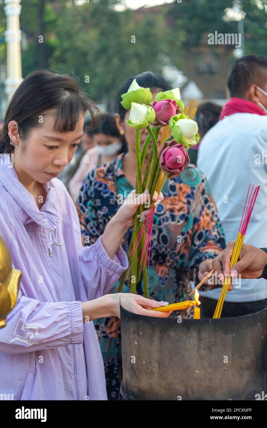 Phnom Penh, Kambodscha-Dezember 23 2023: Entlang der Riverside Promenade versammeln sich fromme Khmer Männer, Frauen und Familien an den relativ kühlen, späten Nachmittagen Stockfoto