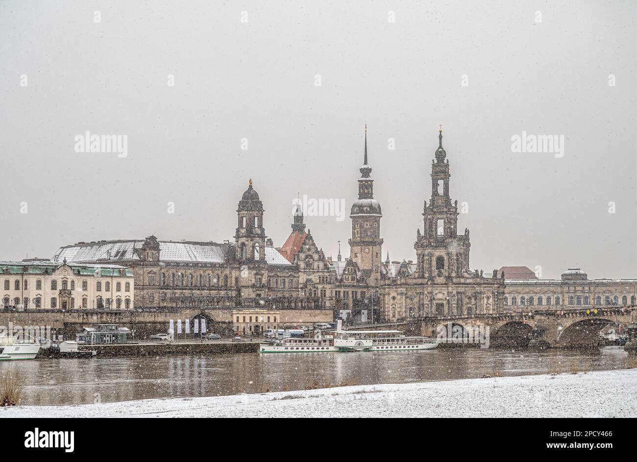 Historische Skyline von Dresden im Winter, Sachsen, Deutschland Stockfoto