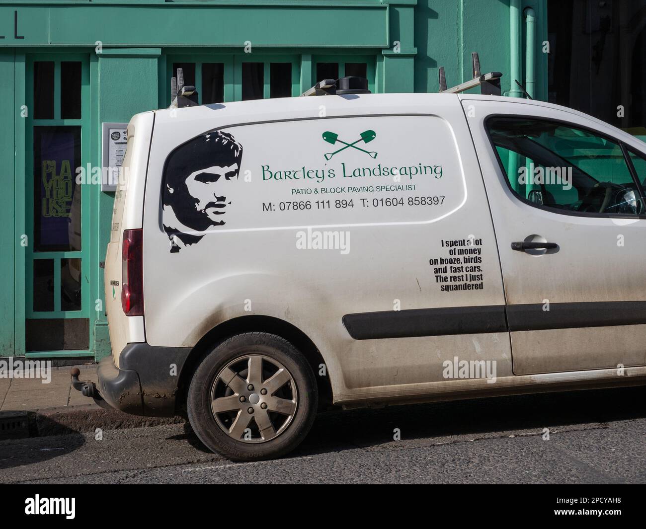 Weißer Lieferwagen, der zu einem Landschaftsgarten gehört, mit einer Illustration des Fußballers George Best und einem seiner legendären Sprichwörter, Northampton, Großbritannien Stockfoto