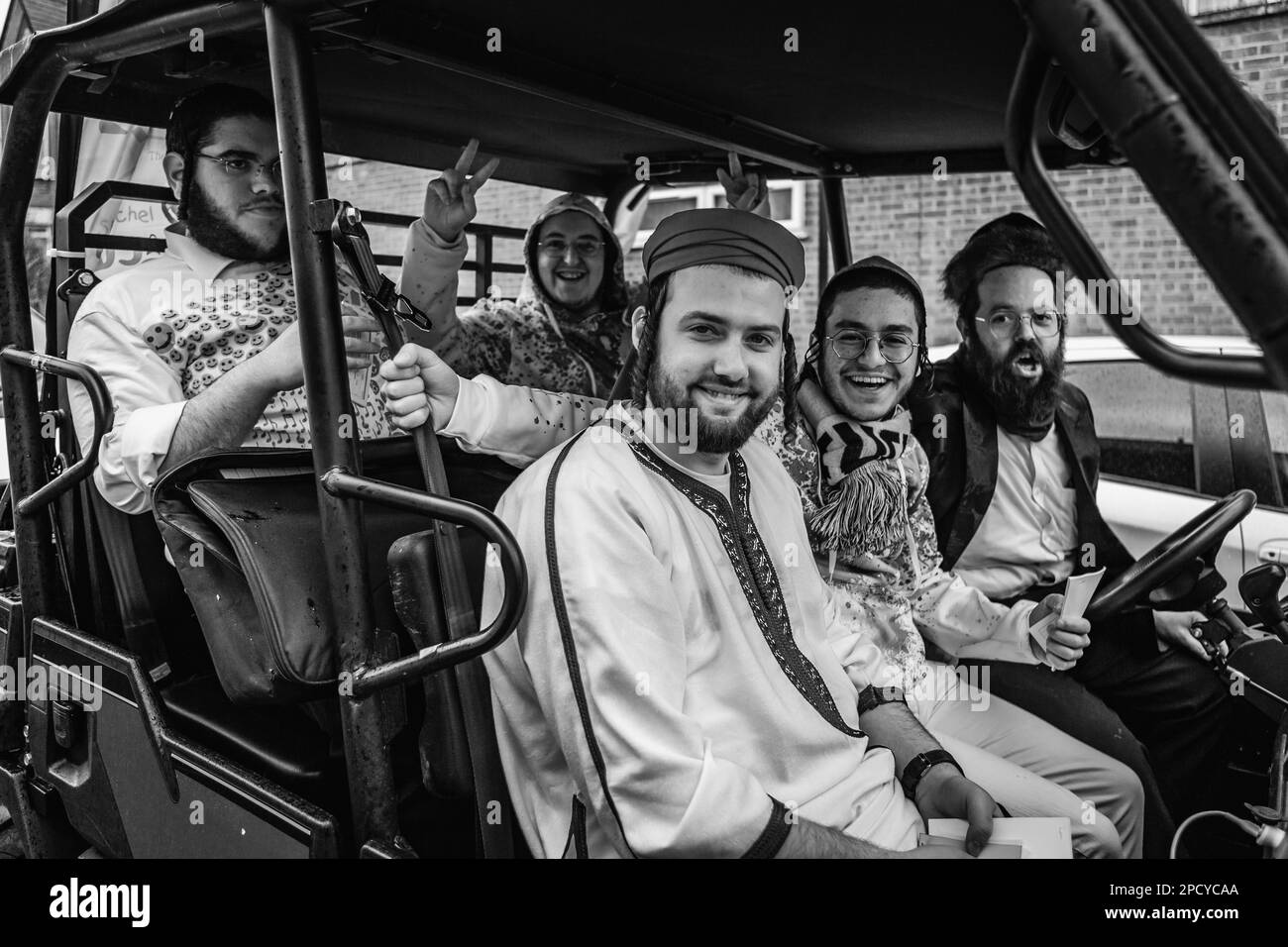Jüdische Jugendliche feiern Purim auf Londons Stamford Hill. Stockfoto