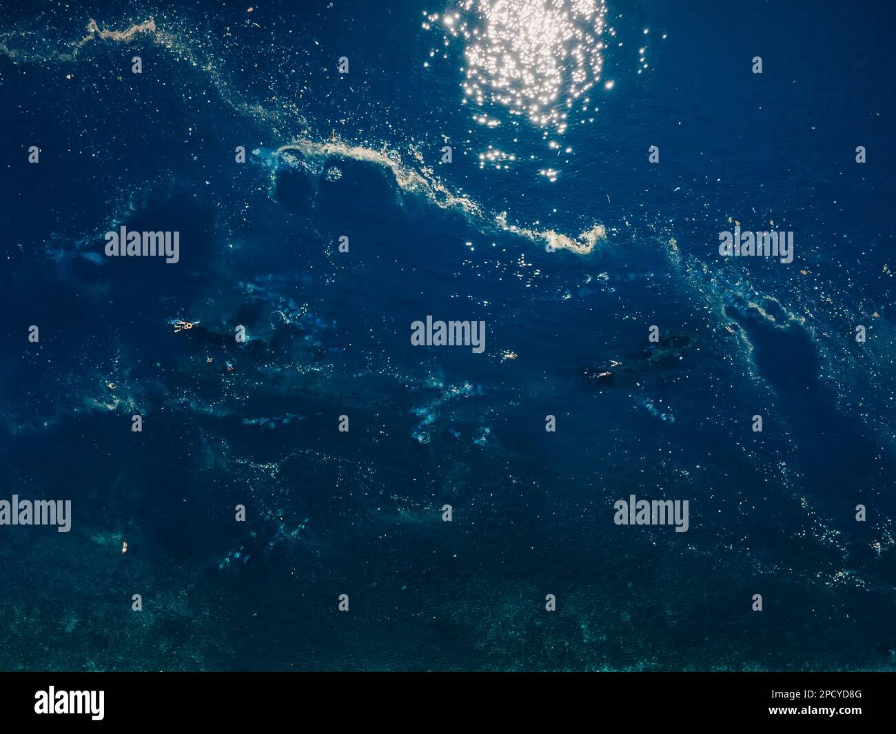 Indischer Ozean und Plastikmüll. Verschmutzung durch Plastikmüll in Tulamben, Bali. Stockfoto
