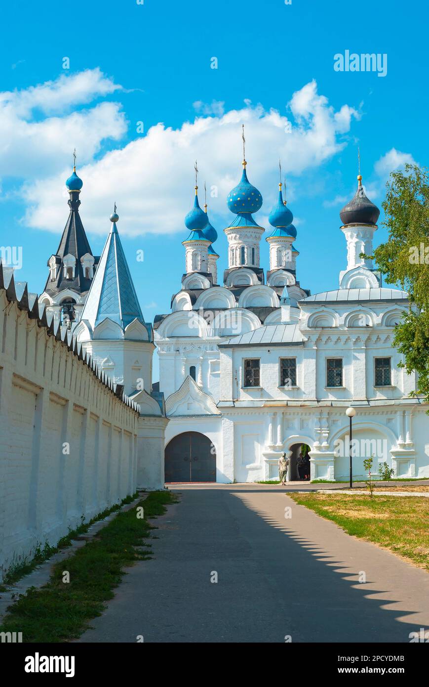 Murom. Russland. Das Verkündigungskloster. Im Vordergrund befindet sich die Torkirche von St. Stephen, gefolgt von der Verkündigungskathedrale Stockfoto