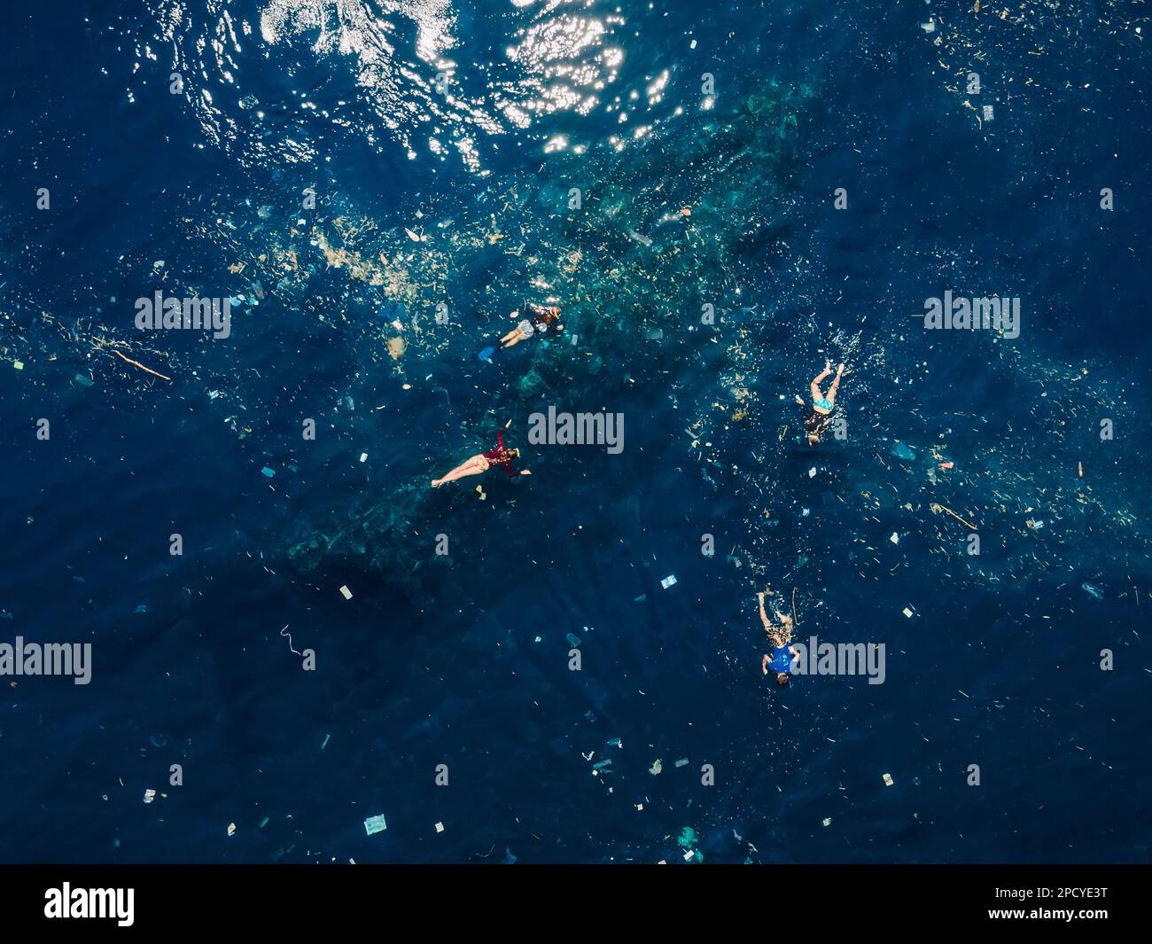 Menschen schnorcheln in Plastikverschmutzung auf dem Wrack Liberty Schiff in Tulamben, Bali. Stockfoto