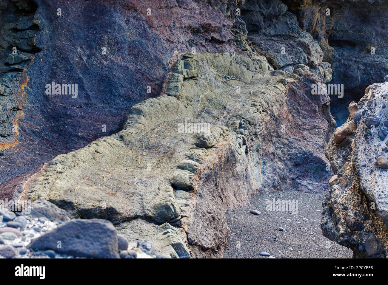 Geologische Strukturen an der Küste der Vulkaninsel Fuerteventura, Kanarische Insel Stockfoto