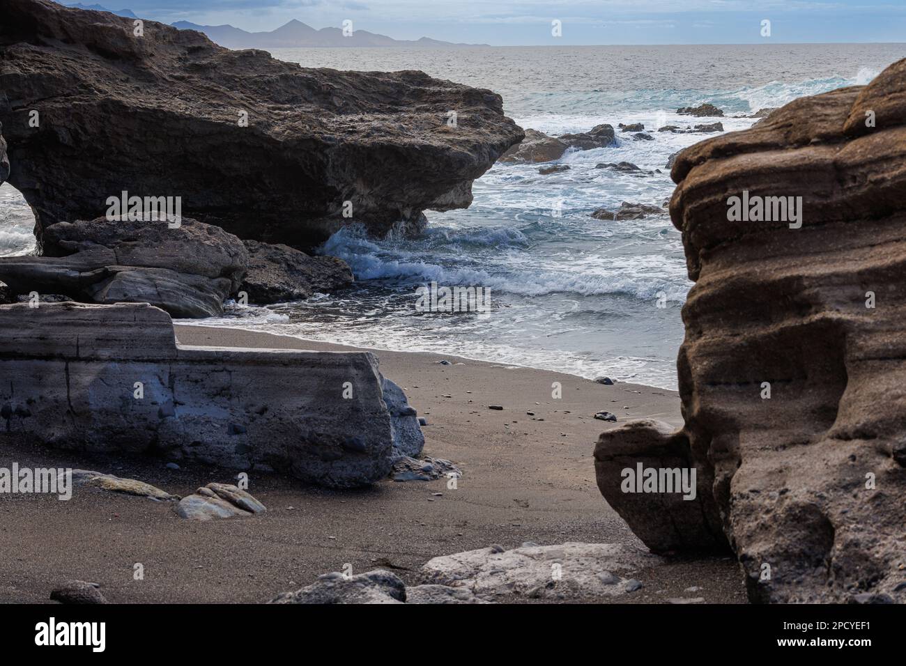 Geologische Strukturen an der Küste der Vulkaninsel Fuerteventura, Kanarische Insel Stockfoto