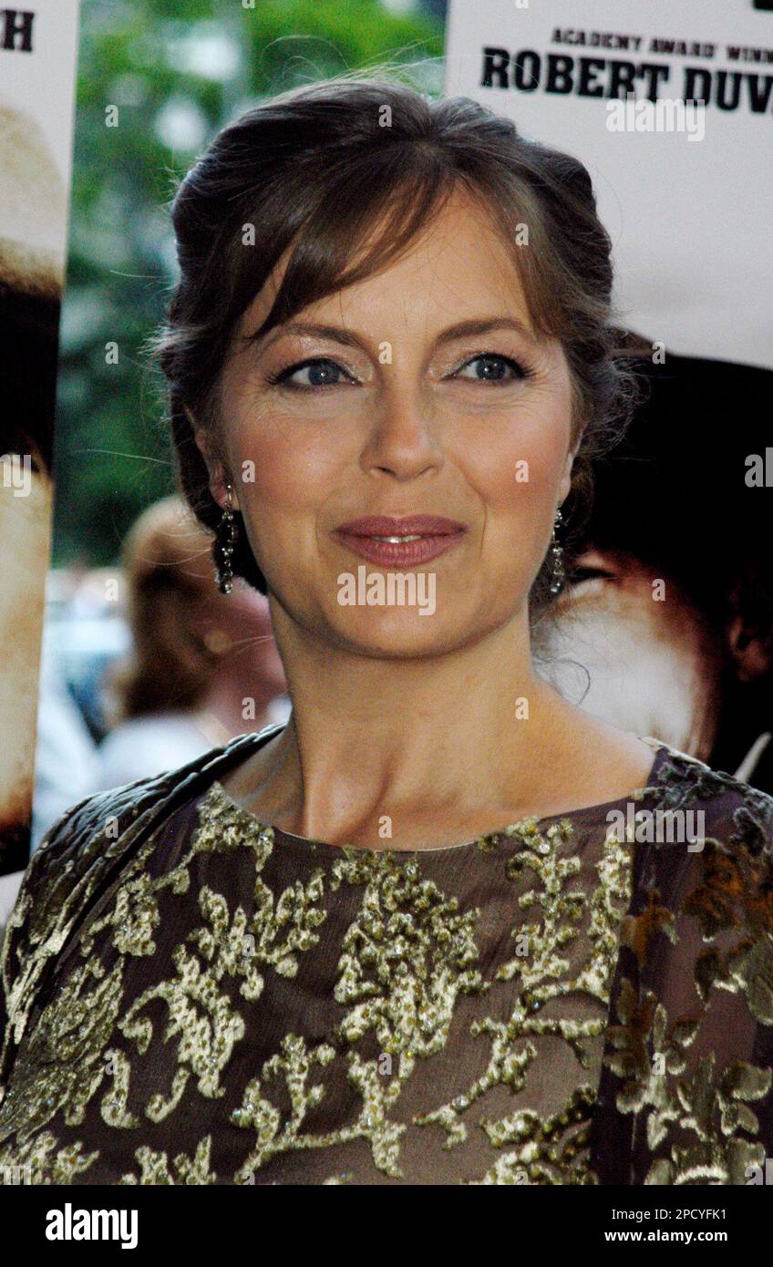 Actress Greta Scacchi arrives for the premiere screening of "Broken Trail" in New York on Tuesday, June 13, 2006. The AMC original, two-part miniseries will air on TV June 25-26. (AP Photo/John Smock) Stockfoto
