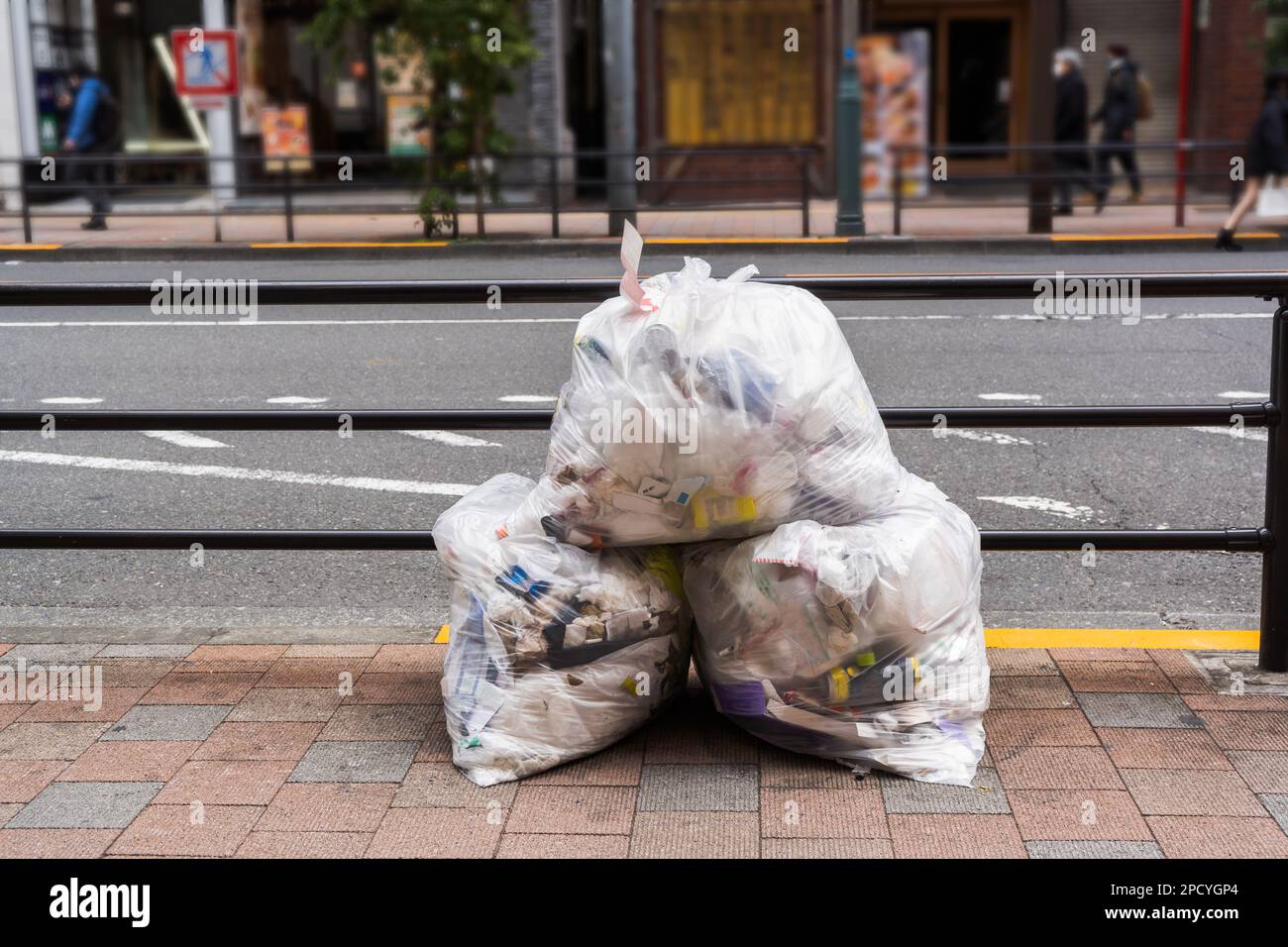 Ein Haufen Müllsack auf einem Fußweg in Tokio, Japan Stockfoto