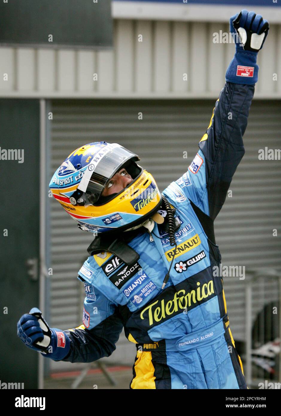 Defending Formula One champion Fernando Alonso of Renault celebrates winning the British Formula One Grand Prix at the Silverstone racetrack, England, Sunday June 11, 2006. (AP Photo/Sang Tan) Stockfoto