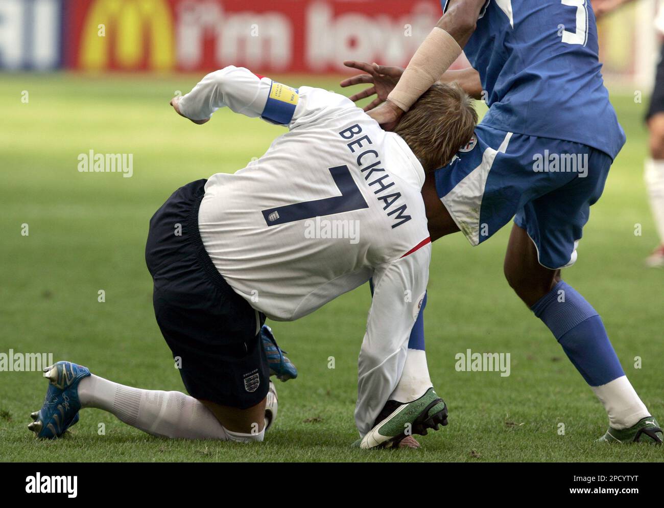 England's team captain David Beckham, left, is hold by Paraguay's Delio Toledo during the group B match of the soccer World Cup 2006 between England and Paraguay in the World Cup stadium Frankfurt, Germany, Saturday, June 10, 2006. Other teams in group B are Sweden and Trinidad and Tobago. (AP Photo/Darko Vojinovic) ** MOBILE/PDA USAGE OUT ** Stockfoto