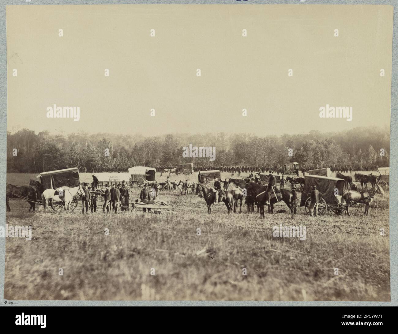 Rettungszug, 1. Division, 2D. Armeekorps. Nein B44, Titel von Posten, handgeschrieben auf Verso: 'Miller, Vol. 7, S. 298-9', Negativ in National Archives Record Group 111: Records of the Office of the Chief Signal Officer, 1860-1985, Series: Mathew Brady Photos of Civil war-Era Personalities and Scenes, 1921-1940, Item: Removing Verwunded, Gift; Oberst. Godwin Ordway; 1948. Usa, Geschichte, Bürgerkrieg, 1861-1865. Stockfoto