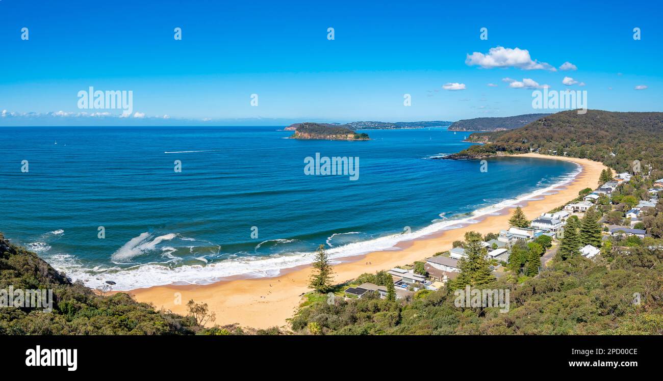 Gewellte Sanddünen, die durch Wellenbewegungen am Pearl Beach an der Central Coast von New South Wales in Australien verursacht wurden, vom Mount Ettalong Lookout aus gesehen Stockfoto