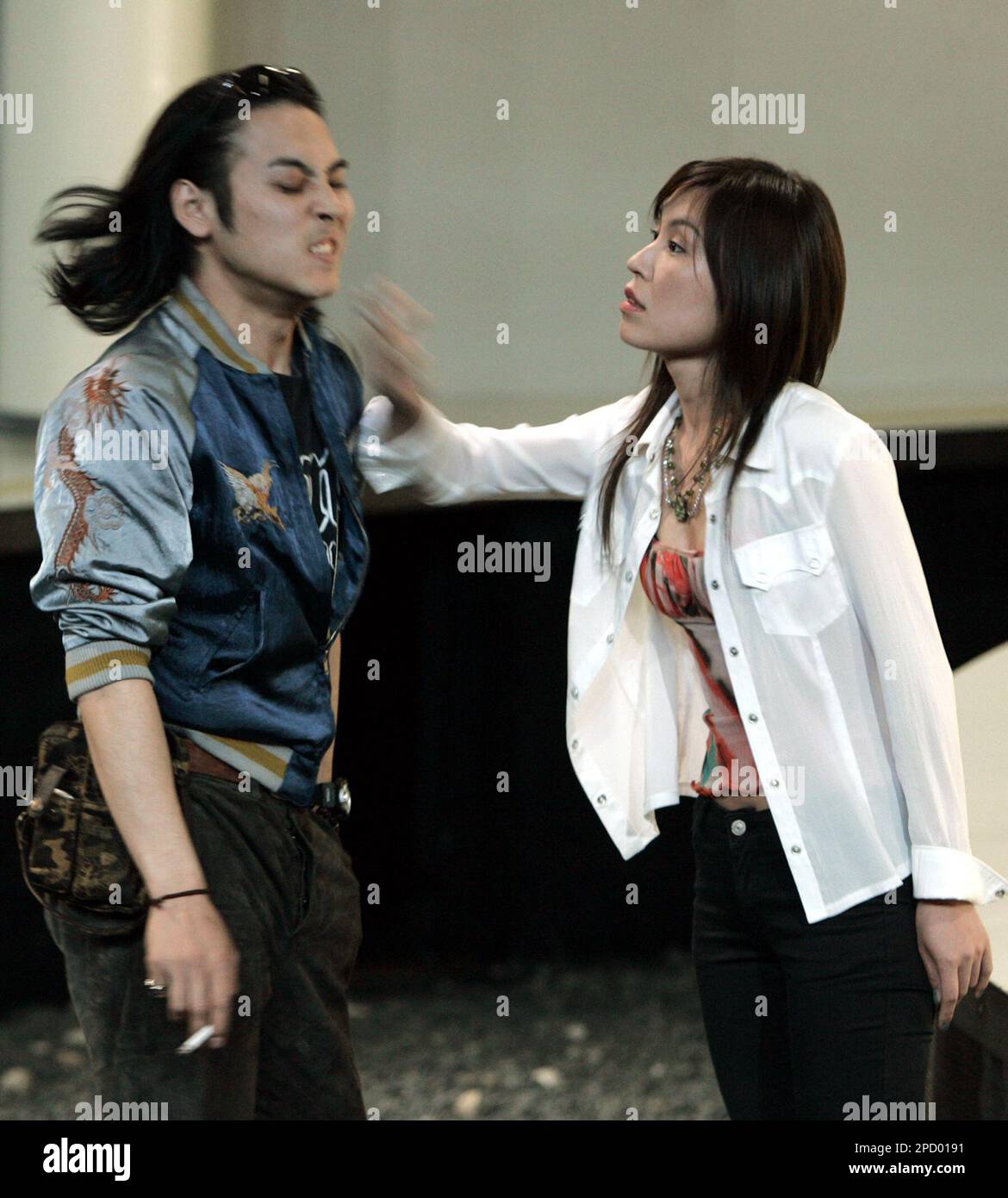 Kazuhisa Takahashi in der rolle des Strassenhaendlers Naosuke und Reiko