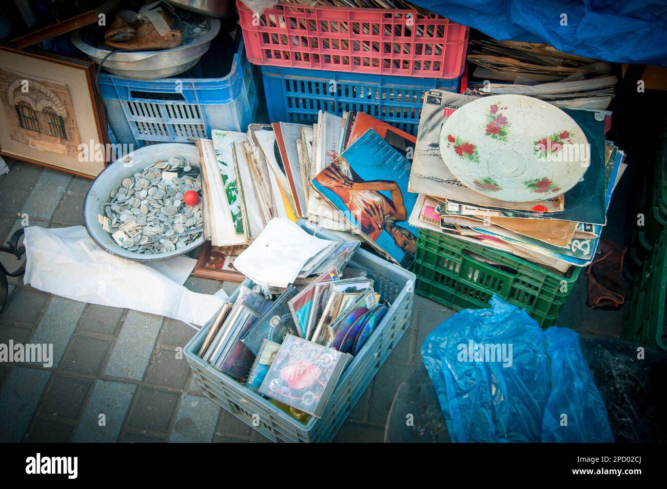 Ein Haufen Vinylplatten und Musik-Discs auf dem Flohmarkt, Jaffa Israel Stockfoto