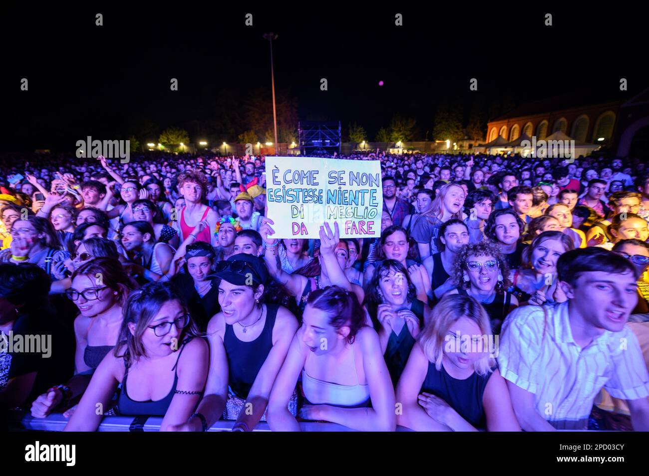 Collengo, Turin, Italien, 15. Juli 2022, Eugenio in der Via Di Gioia tritt während der „Amore e Rivoluzione“-Tour, Andrea Pellegrini/Alamy, auf dem Blumenfestival auf Stockfoto