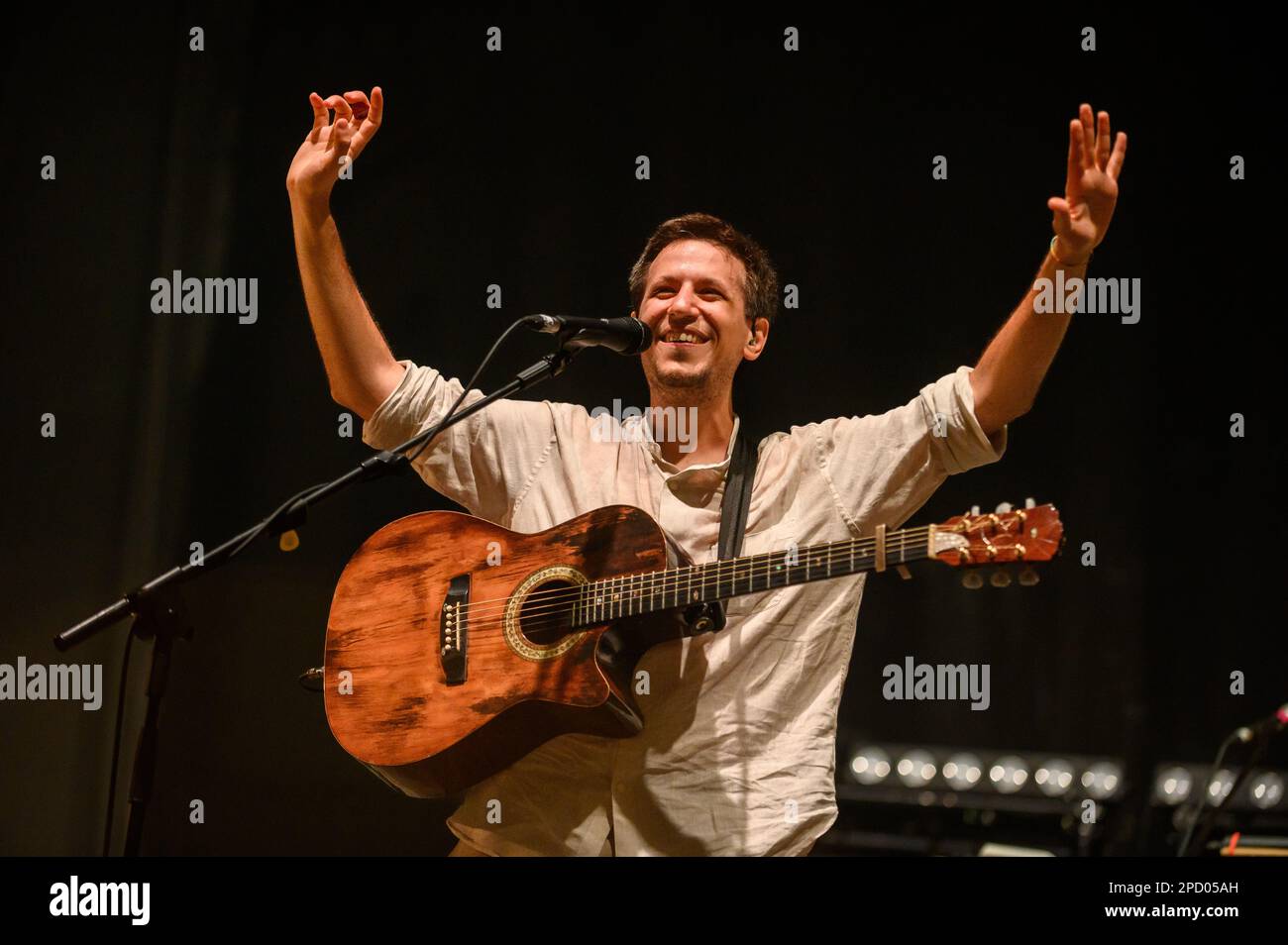 Collengo, Turin, Italien, 15. Juli 2022, Eugenio in der Via Di Gioia tritt während der „Amore e Rivoluzione“-Tour, Andrea Pellegrini/Alamy, auf dem Blumenfestival auf Stockfoto
