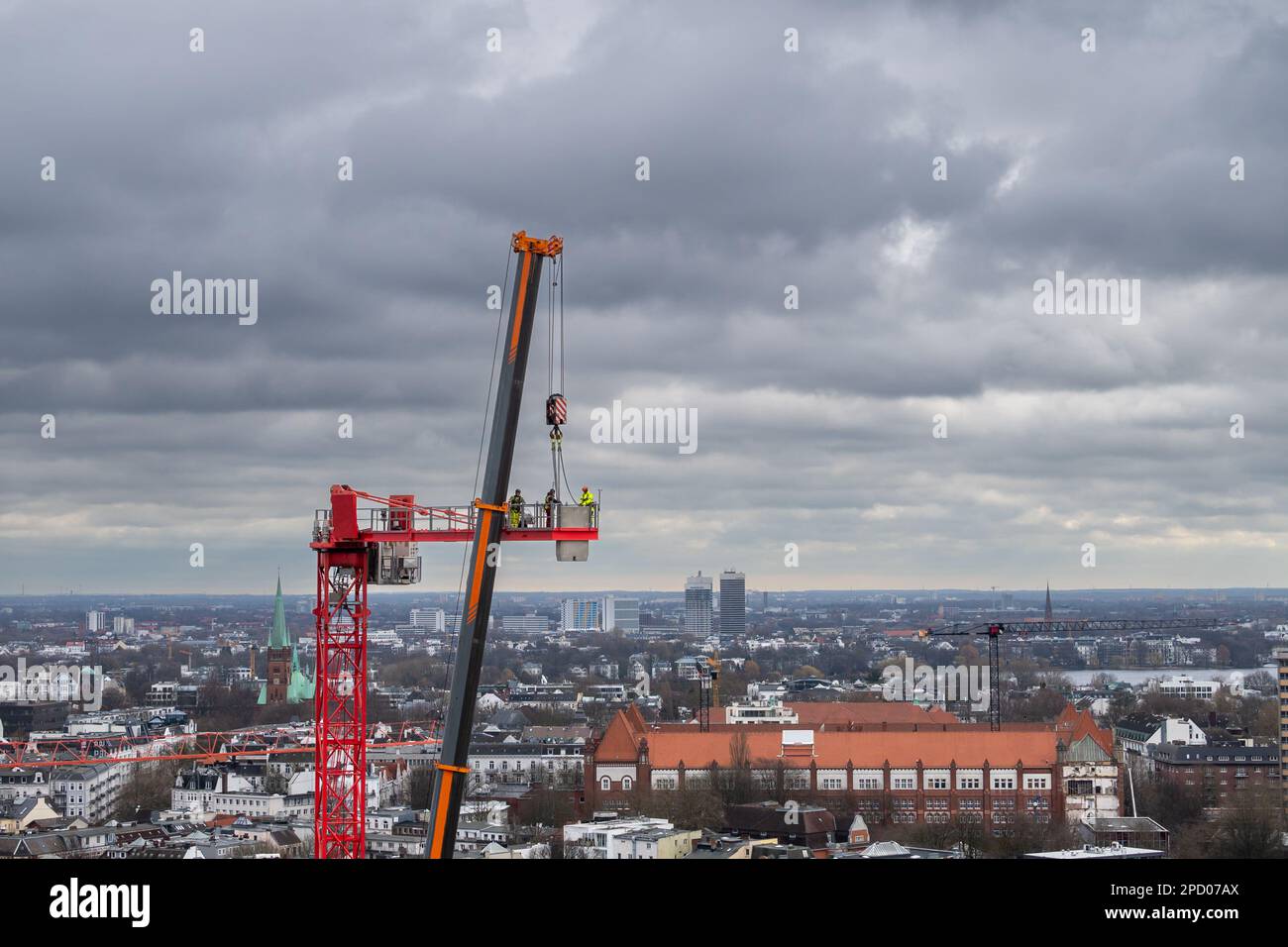 Montage eines Baukrans in Hamburg. Stockfoto