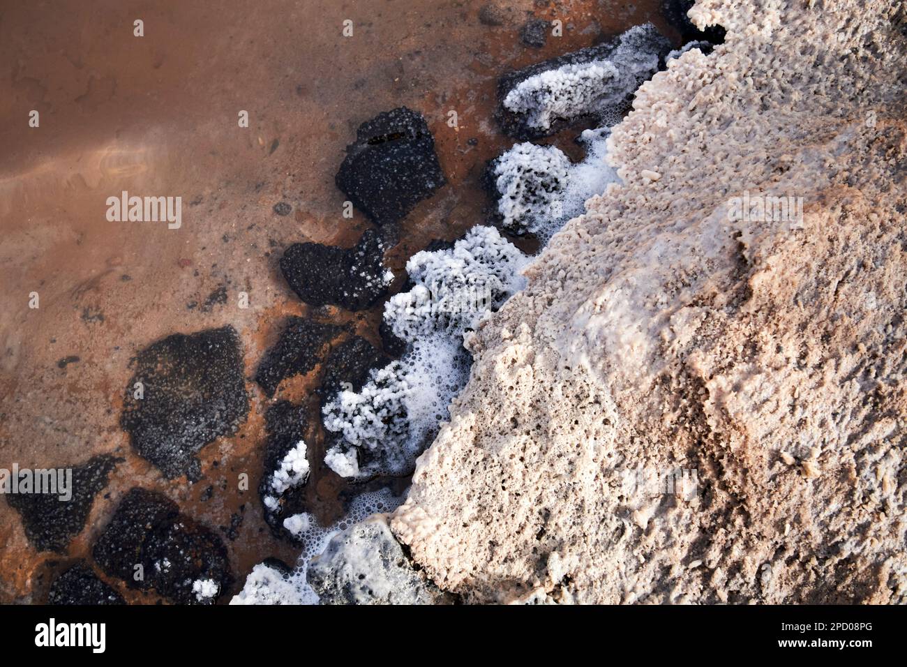 Salzverkrustete Wände eines der Verdampfungsbecken des Betriebs salinas de janubio Salzwasser Lanzarote, Kanarische Inseln, Spanien Stockfoto
