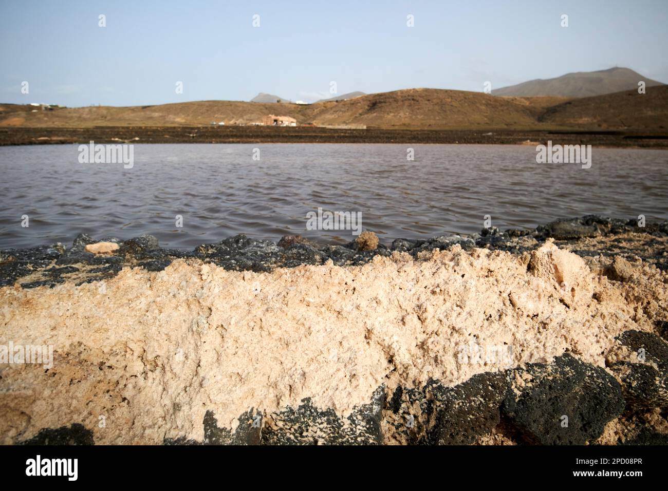 Altes, schmutziges Salz, das durch Regen und Wüstensand verdorben wurde, an der Seite der Verdampfungsbecken verworfen salinas de janubio Salzebenen Lanzarote, Kanarische Inseln, S. Stockfoto