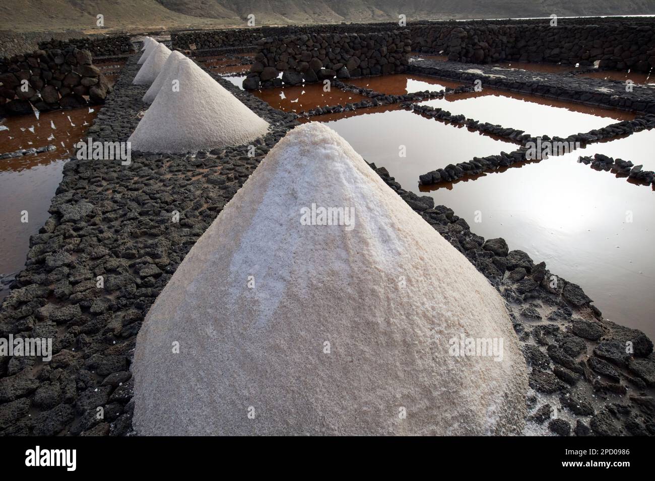 Salzhaufen, die für die Tour aus den letzten Tanks in salinas de janubio Salzebenen auf Lanzarote, Kanarische Inseln, Spanien, gesammelt wurden Stockfoto