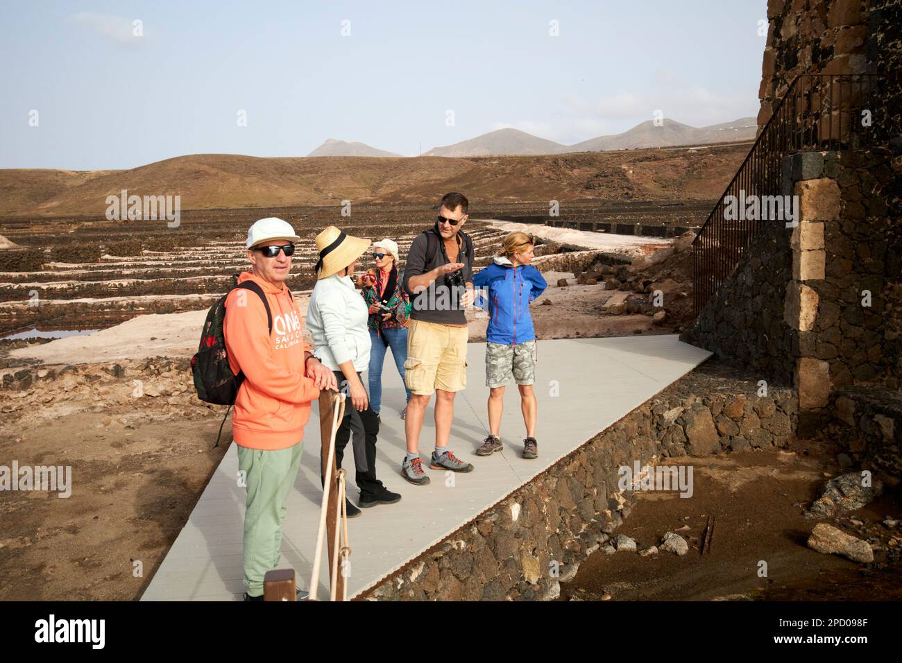 Touristen auf einer Führung durch salinas de janubio Salzebenen Lanzarote, Kanarische Inseln, Spanien Stockfoto