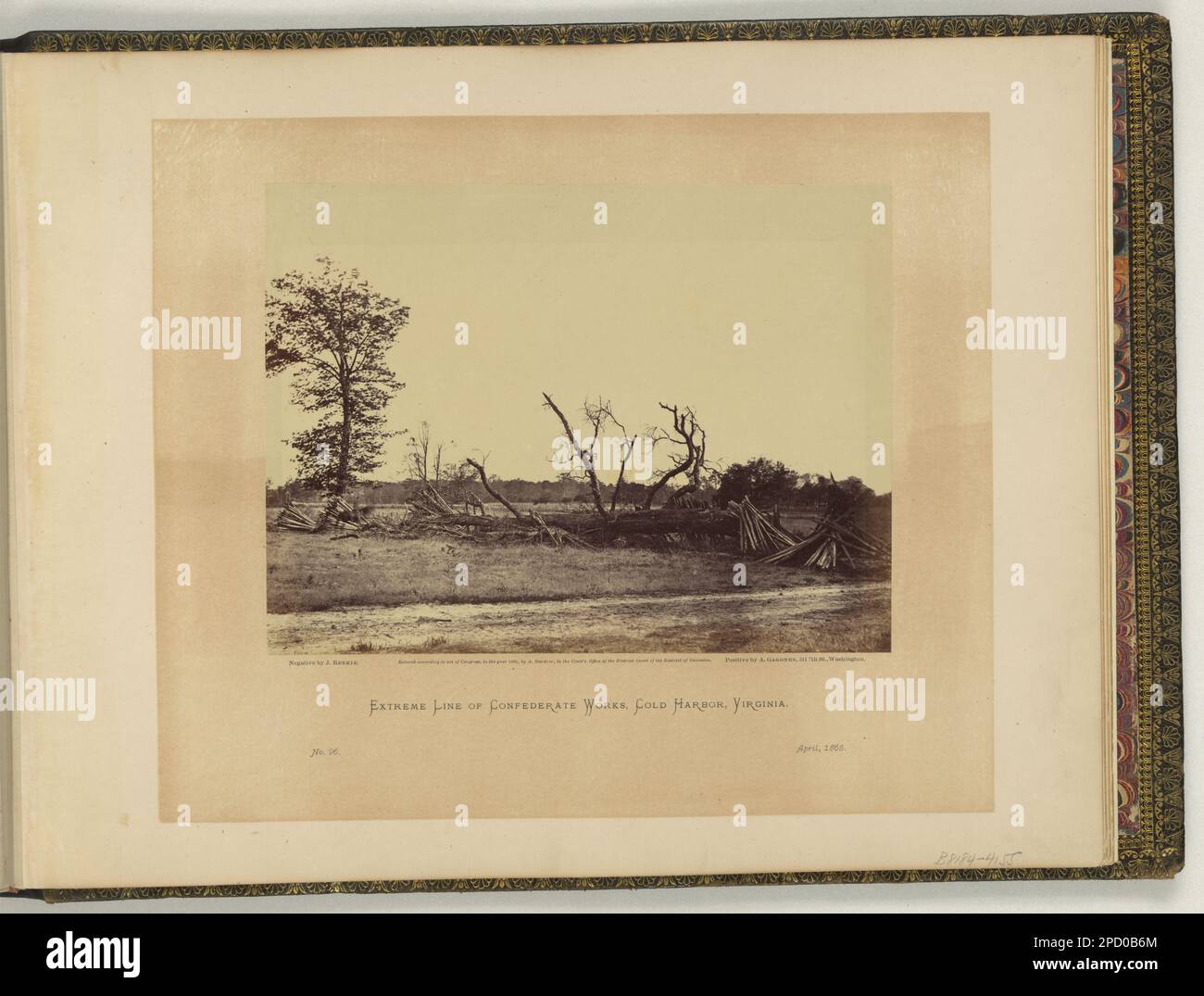 Extreme Line of Confederate Works, Cold Harbor, Virginia / negativ von J. Reekie, positiv von A. Gardner... Illus. In: Gardners fotografisches Skizzenbuch des Krieges / Alexander Gardner. Washington, D.C. : Philp & Solomons, [c1866], v. 2, no 96, Copyright A. Gardner, Titel von item. Schlachtfelder, Virginia, Cold Harbor, 1860-1870, Bäume, Virginia, Cold Harbor, 1860-1870, Cold Harbor, Battle of, Va, 1864, Usa, Geschichte, Bürgerkrieg, 1861-1865, Schlachtfelder, Virginia. Stockfoto