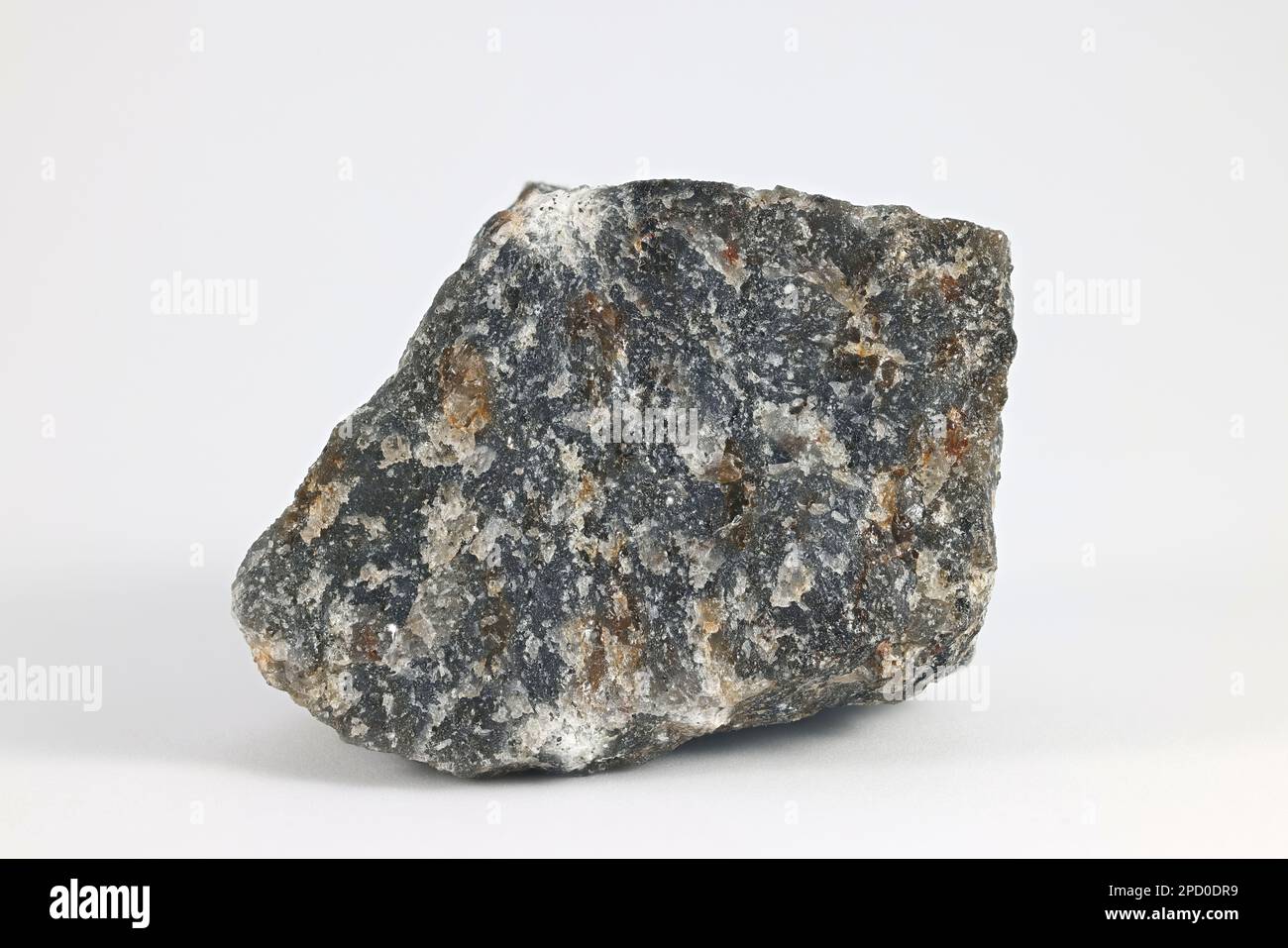Cordierit, auch Dichroit oder Iolith genannt, ist ein Silikatmineral, das als Kristalle oder Körner in igneösem Gestein vorkommt Stockfoto