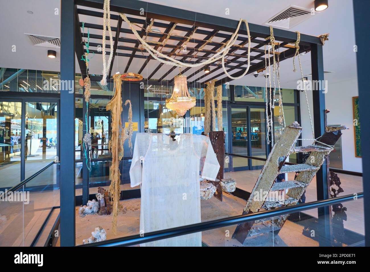 Direkt im Eingang, gemischte Medienkunst von Ayesha Hadhir Al Mheiri. Bei der Fischmarktgenossenschaft in Abu Dhabi, Vereinigte Arabische Emirate. Stockfoto