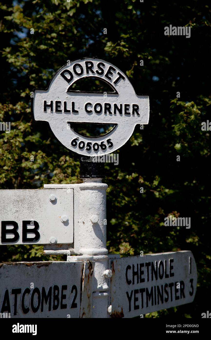 Der komische und altmodische Wegweiser an der Hell Corner in Dorset, England Stockfoto