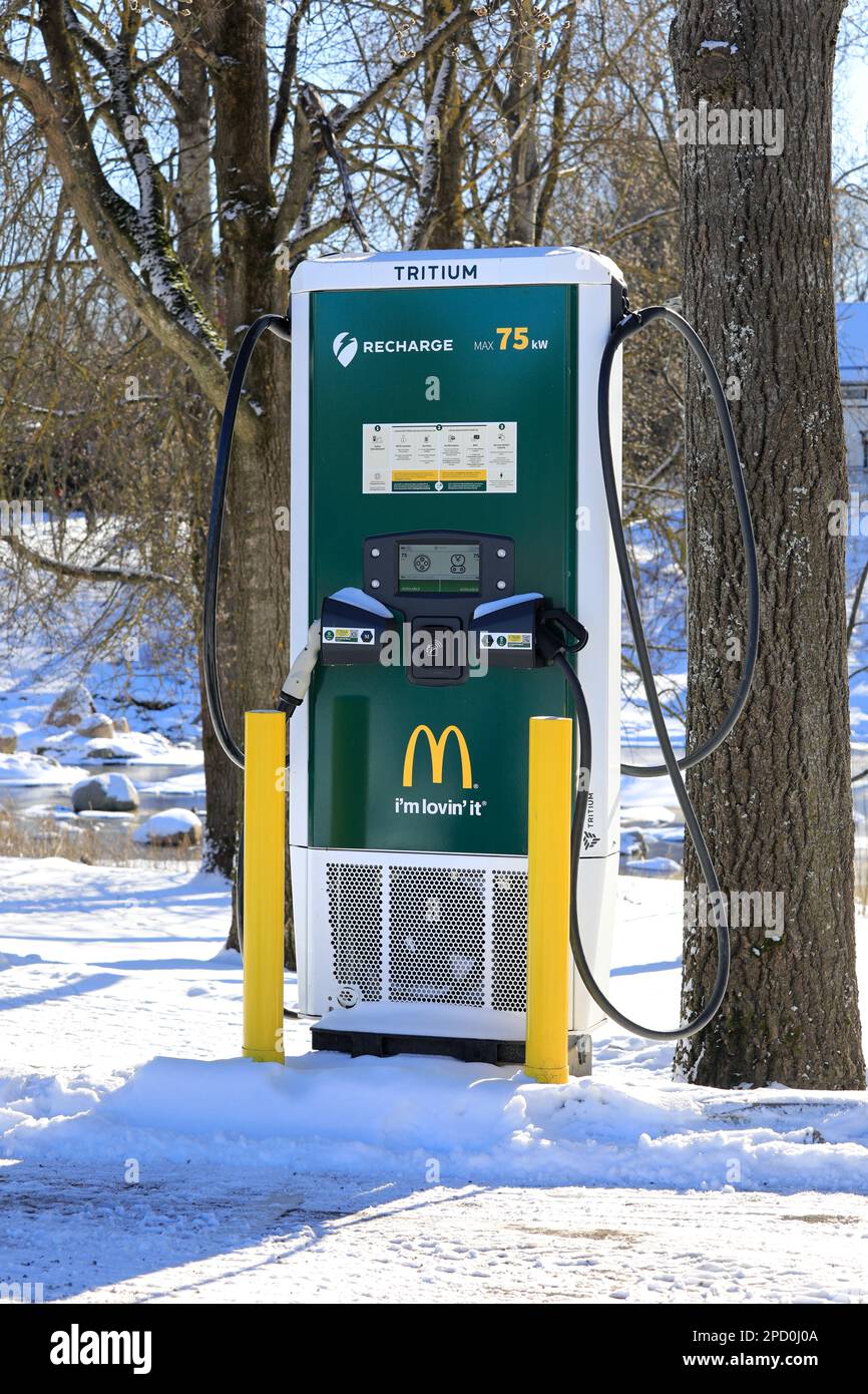 Lade das Schnellladegerät für Elektrofahrzeuge bei McDonalds auf. Zusammenarbeit zwischen McDonalds und Charge. Salo, Finnland. 12. März 2023. Stockfoto