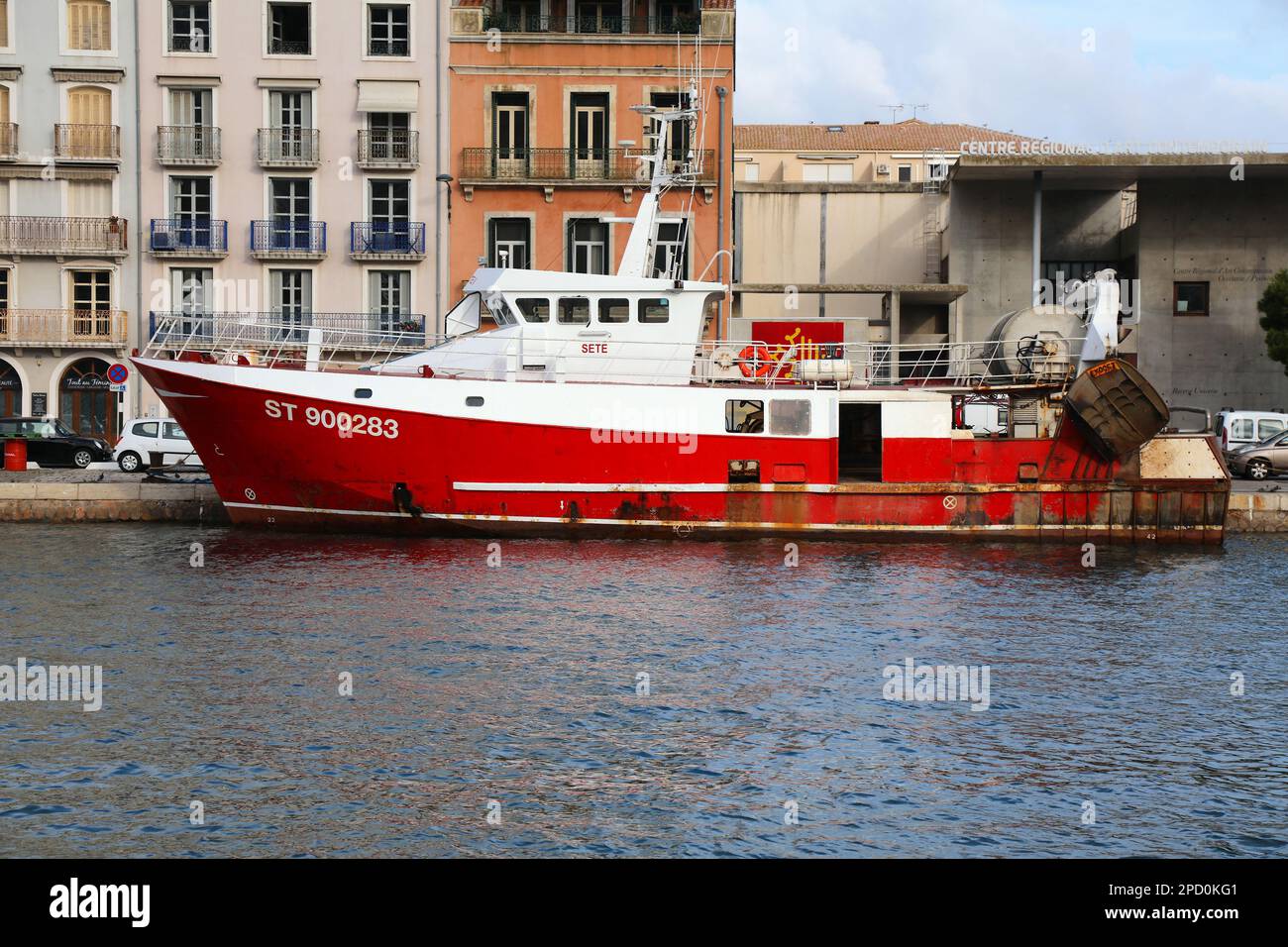 SETE, FRANKREICH - 2. OKTOBER 2021: Grundschleppnetzfischereifahrzeug in Sete, Frankreich. Sete ist eine berühmte Hafenstadt im französischen Departement Herault. Stockfoto
