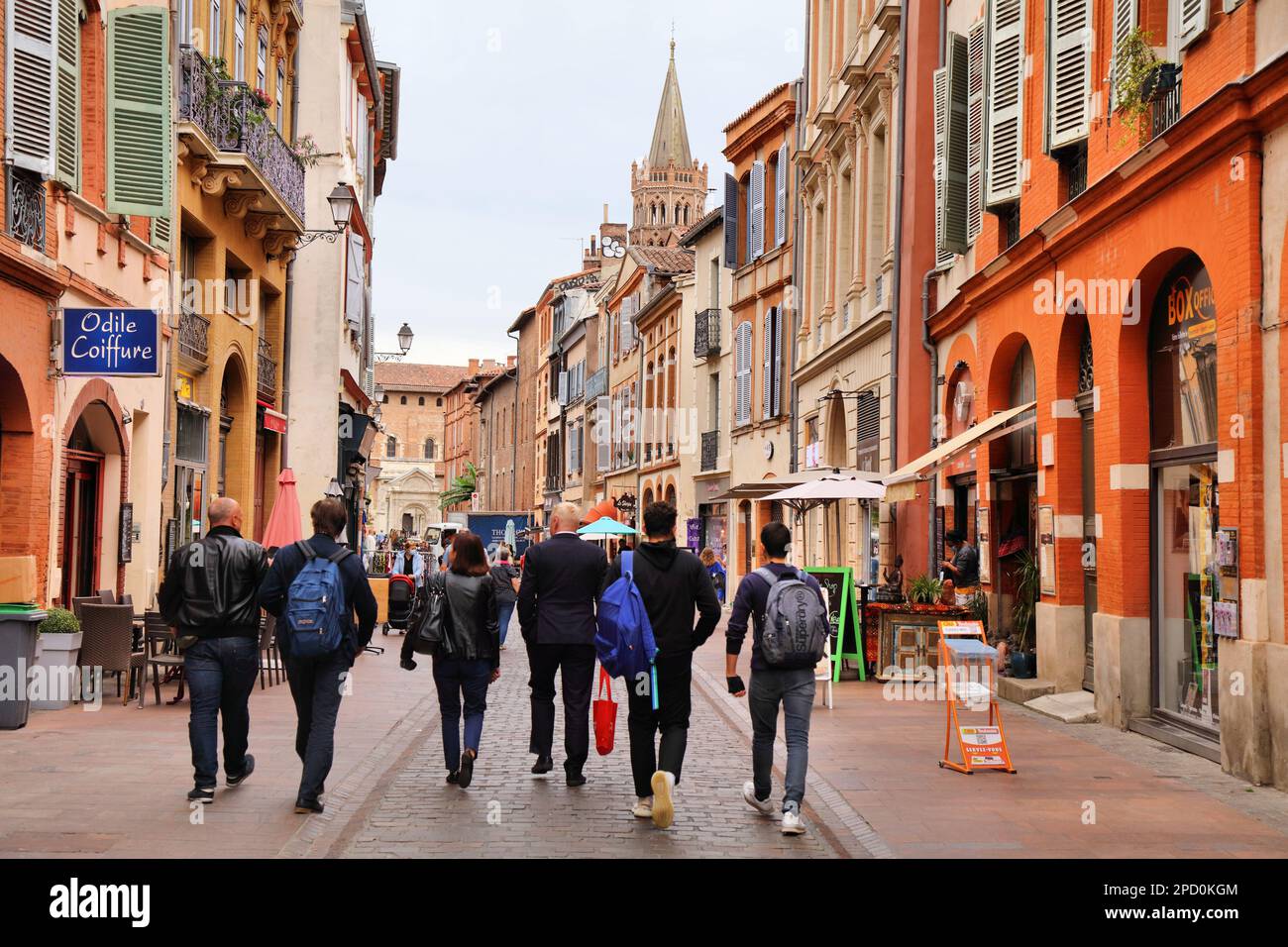 TOULOUSE, FRANKREICH - 28. SEPTEMBER 2021: Die Menschen besuchen die Innenstadt von Toulouse, Stadtteil Capitole. Toulouse ist die 4th größte Gemeinde Frankreichs. Stockfoto