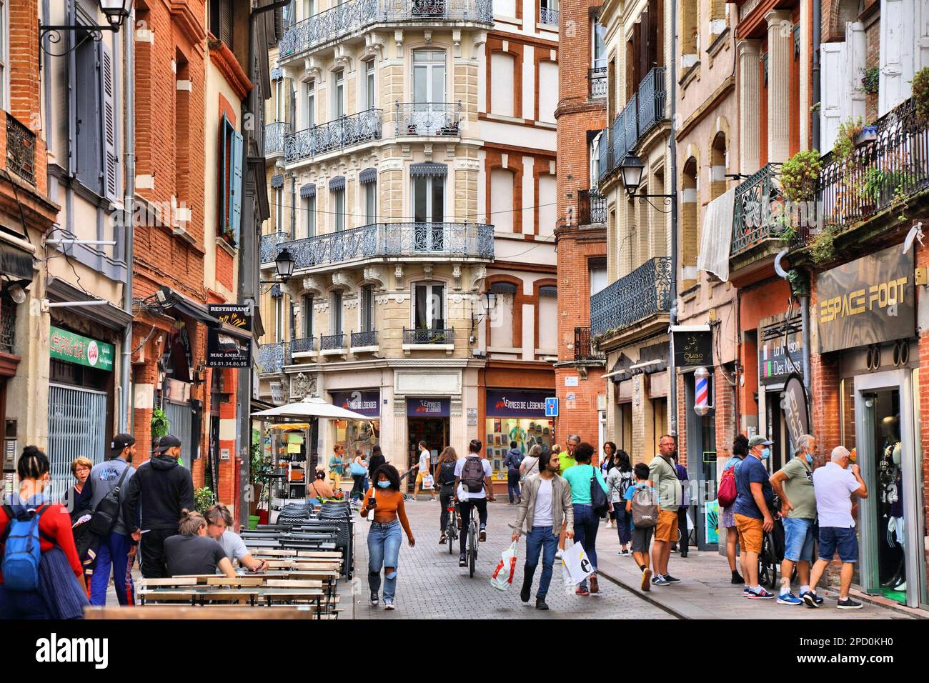 TOULOUSE, FRANKREICH - 28. SEPTEMBER 2021: Die Menschen besuchen die Innenstadt von Toulouse, Stadtteil Capitole. Toulouse ist die 4th größte Gemeinde Frankreichs. Stockfoto
