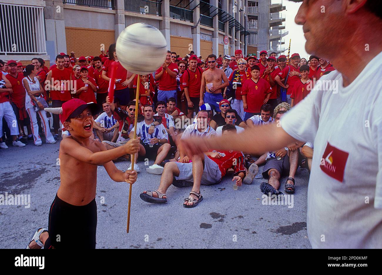 Fans von RCD Mallorca jonglieren. Im Hintergrund Fans von Recreativo de Huelva und Fans von RCD Mallorca. In der Nähe des Stadions von Elche. Elche, Alicante Provin Stockfoto
