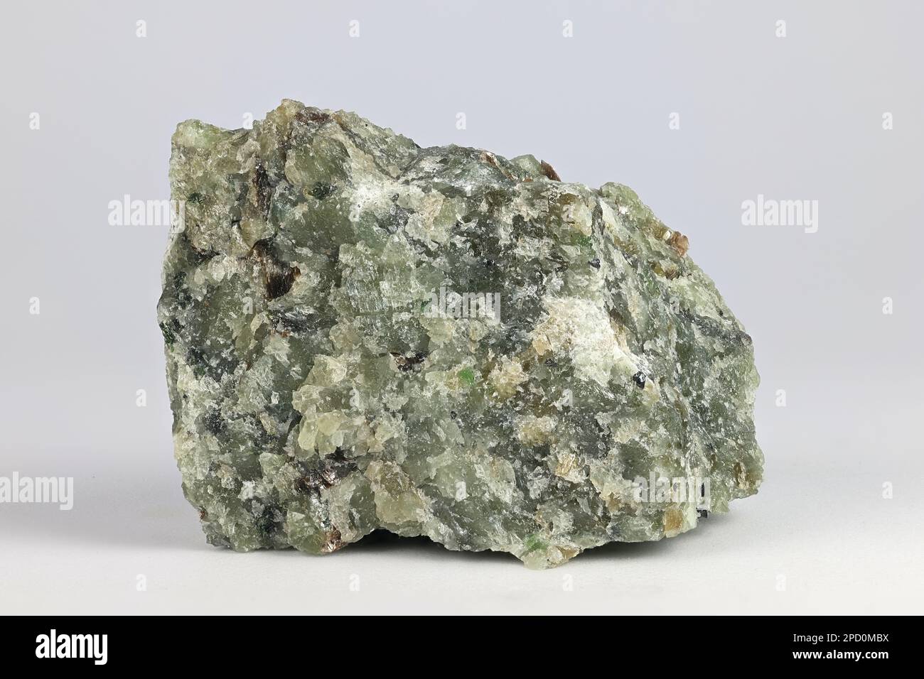 Olivin ist ein grünes Magnesium-Eisen-Silicat-Mineral Stockfoto