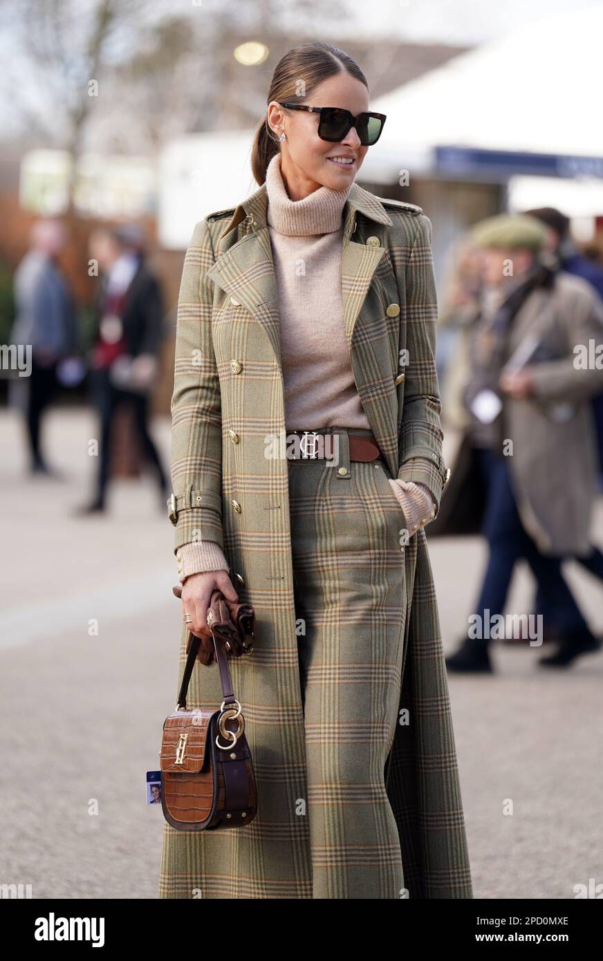 Jade Holland Cooper kommt am ersten Tag des Cheltenham Festivals auf der Cheltenham Rennbahn an. Foto: Dienstag, 14. März 2023. Stockfoto