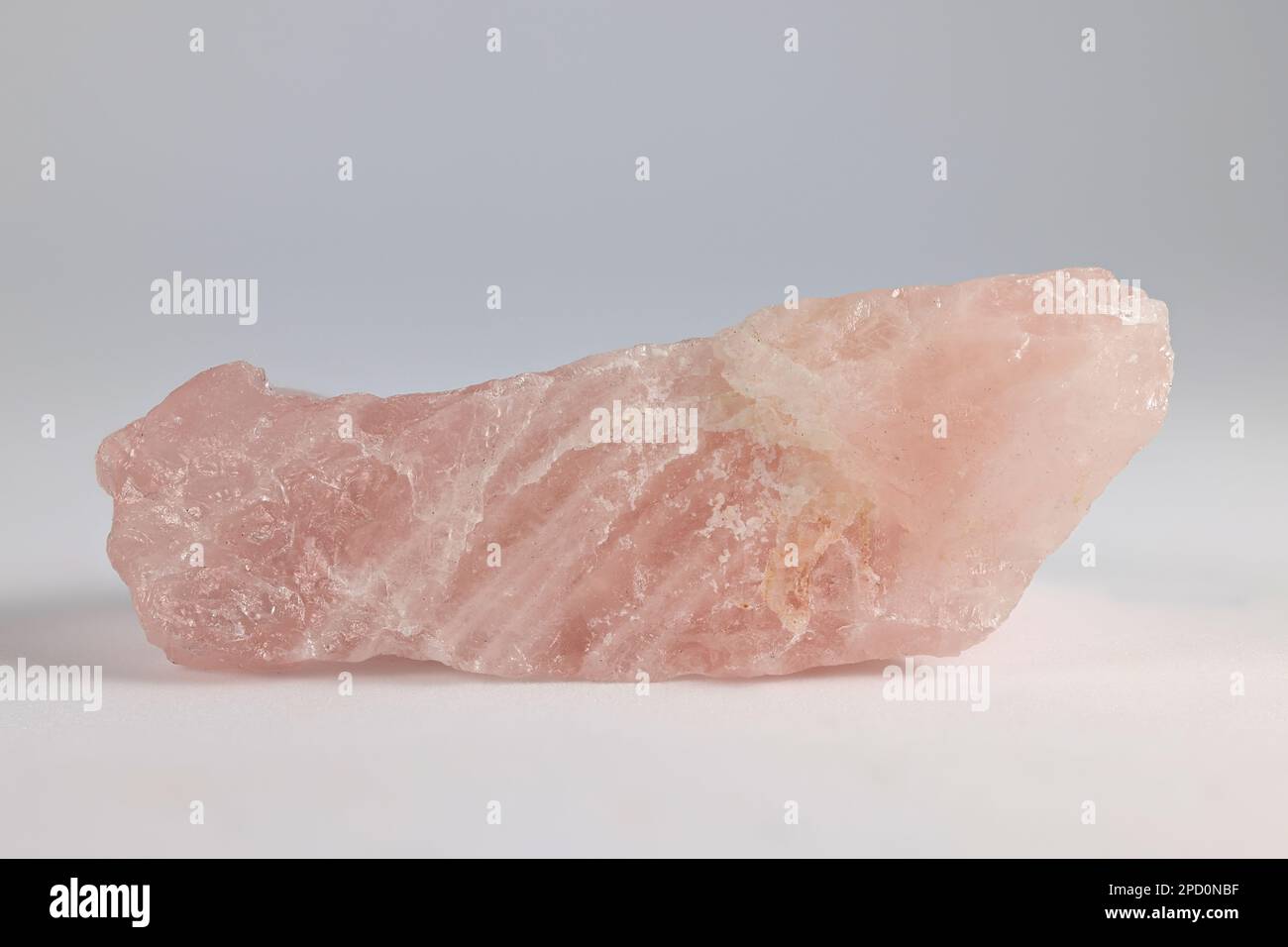 Rosenquartz ist der Name, der für rosa Exemplare des mineralischen Quarzes verwendet wird Stockfoto