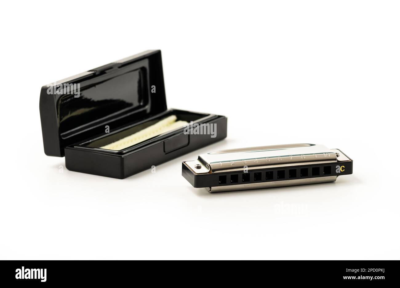 Harmonica, auch französische Harfe, Blauharfe, isoliert auf weißem Hintergrund mit ihrem Fall. FreiSchilf-Windinstrument, das weltweit in Blues, Folk, Jazz verwendet wird Stockfoto