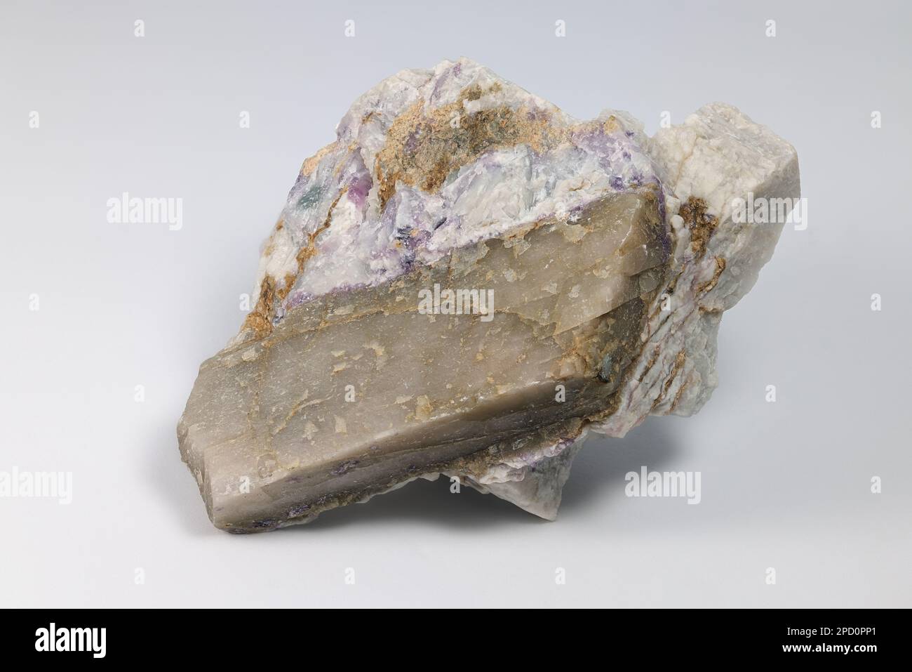 Kristall des großen industriellen Lithium-Erz-Spodumens in Albitmatrix aus dem Haapaluoma-Lithium-Steinbruch in Finnland. Stockfoto
