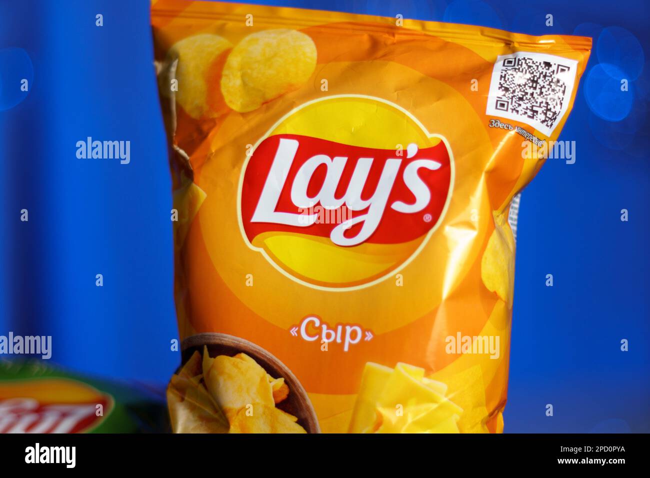 Tjumen, Russland – 06. Januar 2023: Legt Kartoffelchips, Käse mit ...