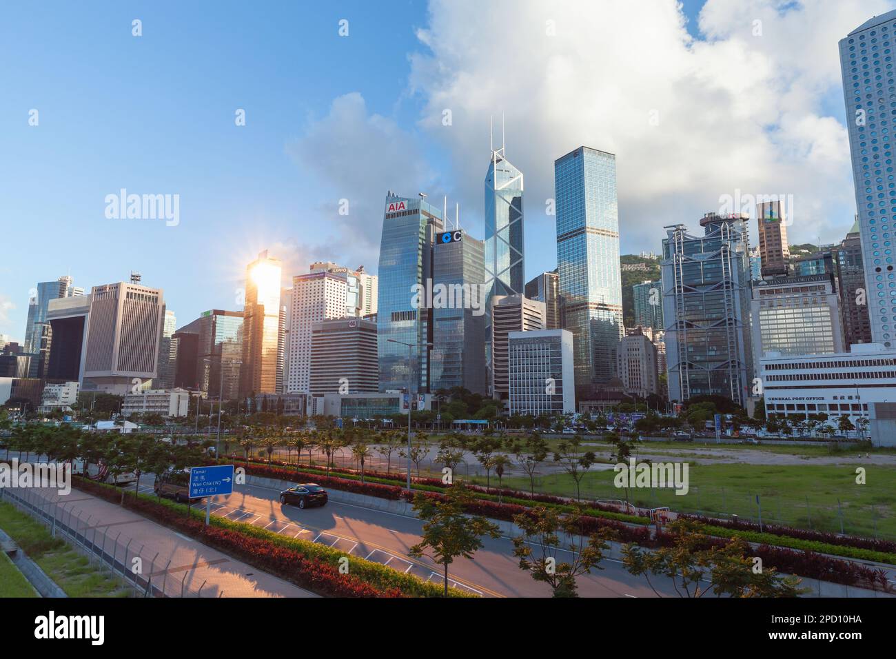 Hongkong - 11. Juli 2017: Hochhäuser in einer sonnigen Skyline des zentralen Viertels von Hongkong Stockfoto