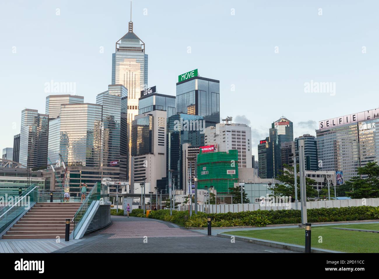 Hongkong - 15. Juli 2017: Straßenansicht der Stadt Hongkong, Foto der Stadt an einem Sommertag Stockfoto