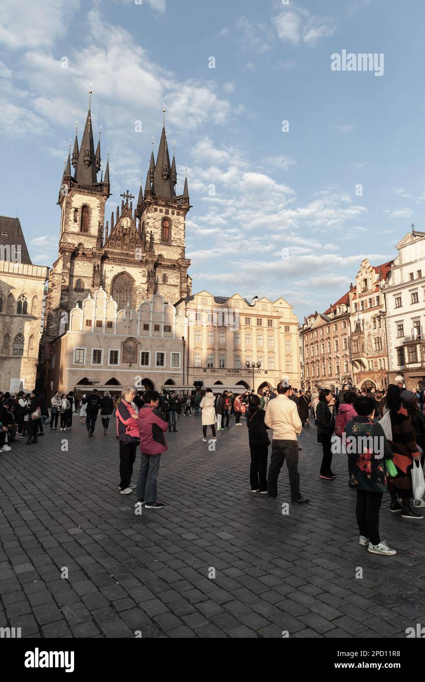 Prag, Tschechische Republik - 30. April 2017: Touristen spazieren auf dem Altstädter Ring in Prag. Die Kirche der Gottesmutter vor Tyn steht auf einem Hintergrund. Verti Stockfoto