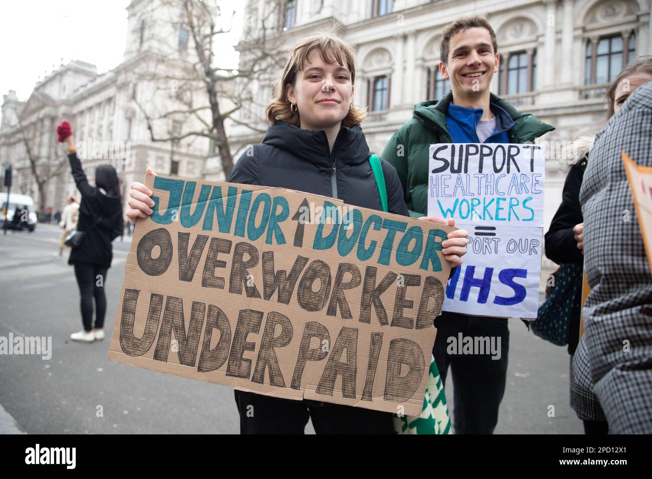 London, Großbritannien. 13. März 2023. LONDON, 13. März 2023, streikende Juniorärzte und ihre Unterstützer protestieren gegenüber der Downing Street in London, England. Die Ärzte in Großbritannien streiken über die Bezahlung, und die Bedingungen werden für 72 Stunden gehen. Kredit: Lucy North/Alamy Live News Stockfoto