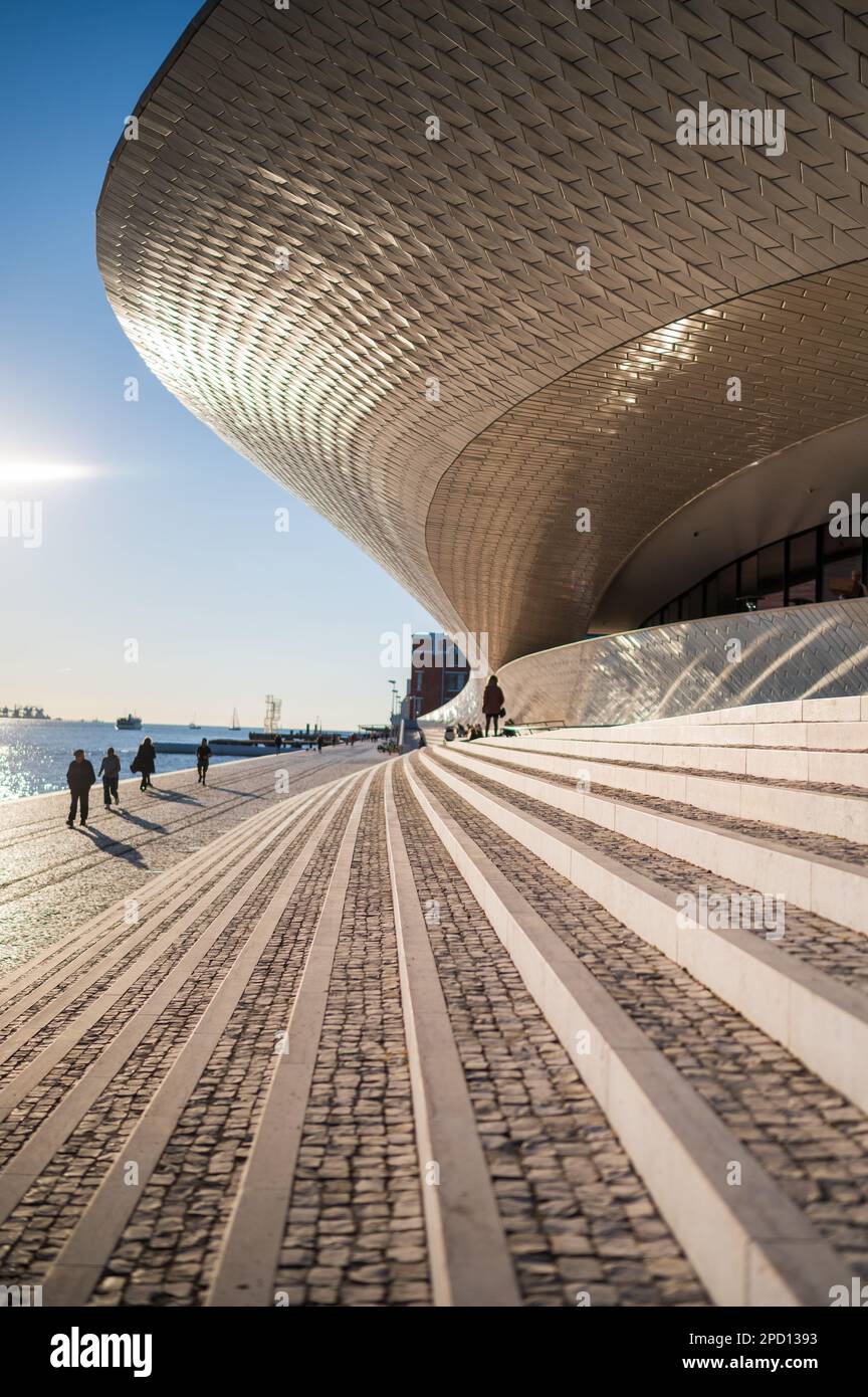 MAAT (Museum für Kunst, Architektur und Technologie), entworfen von der britischen Architektin Amanda Levete, Belem, Lissabon, Portugal Stockfoto