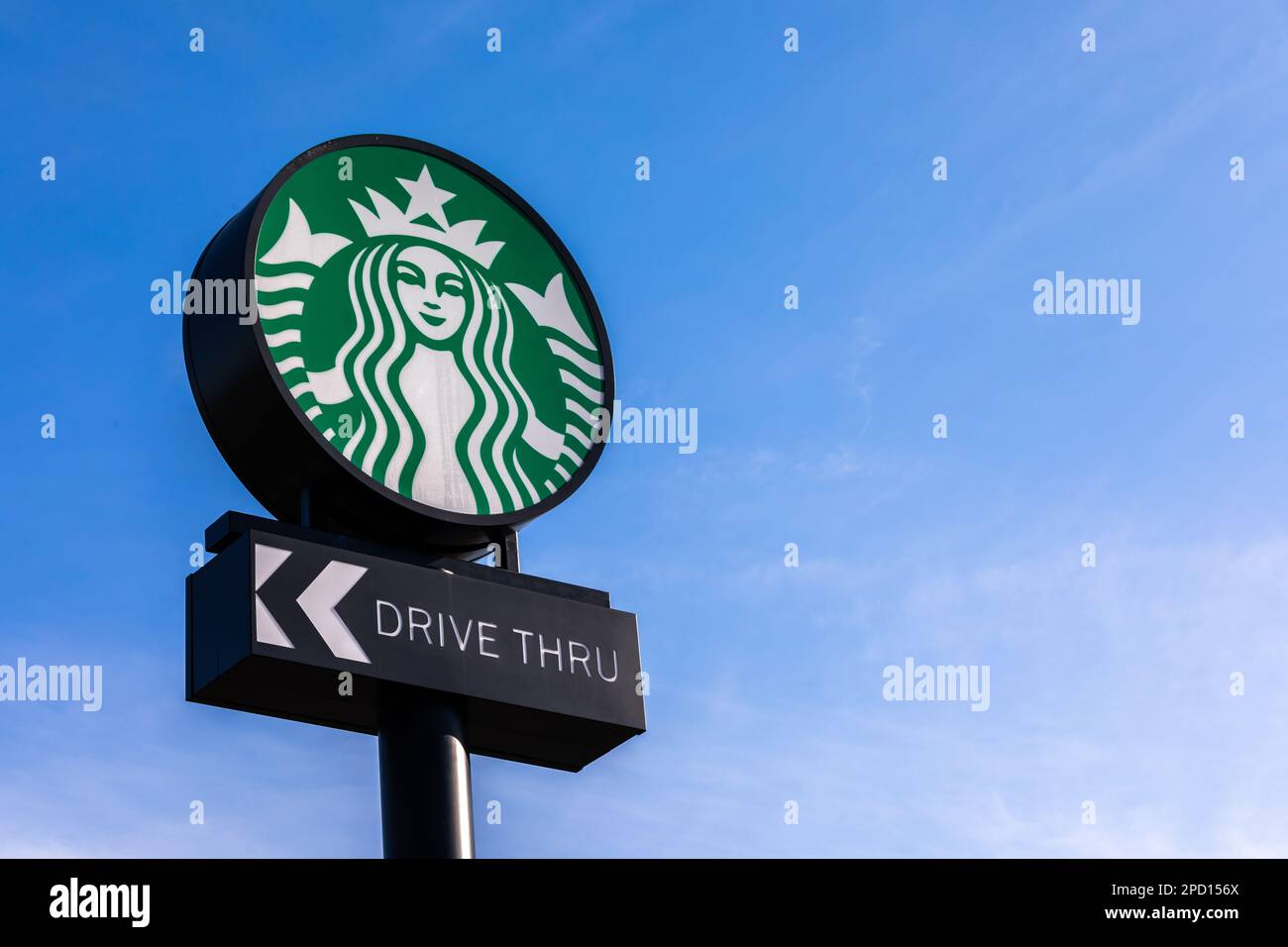 Starbucks Drive-Thru-Kaffeeschild Stockfoto