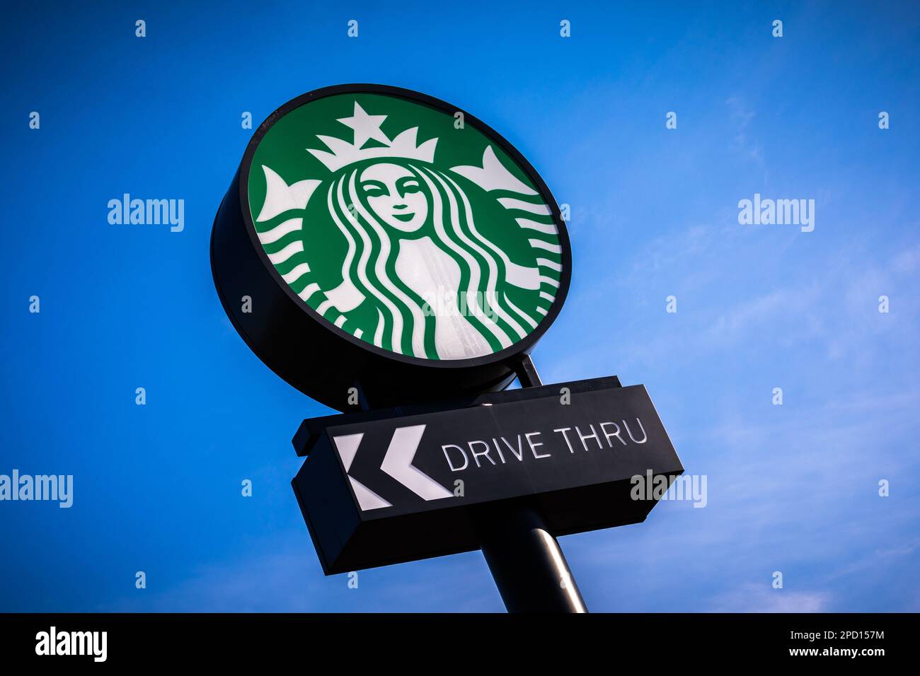 Starbucks Drive-Thru-Kaffeeschild Stockfoto