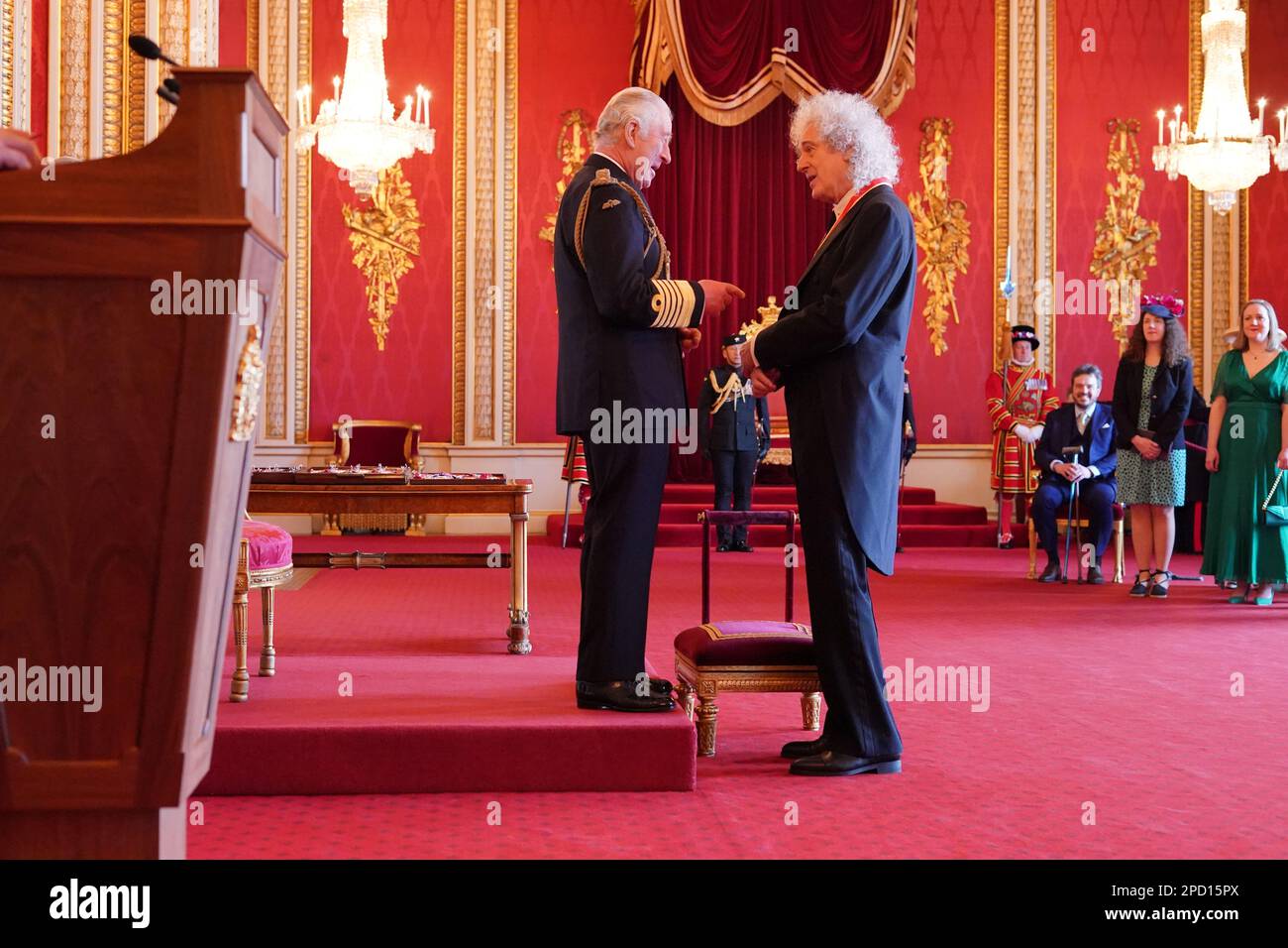 Sir Dr. Brian May, Musiker, Songwriter und Tierschutzbeauftragter aus Windlesham, wurde von König Charles III. Zum Knight Bachelor im Buckingham Palace ernannt. Die Ehre wird für die Dienste für Musik und Wohltätigkeit anerkannt. Foto: Dienstag, 14. März 2023. Stockfoto