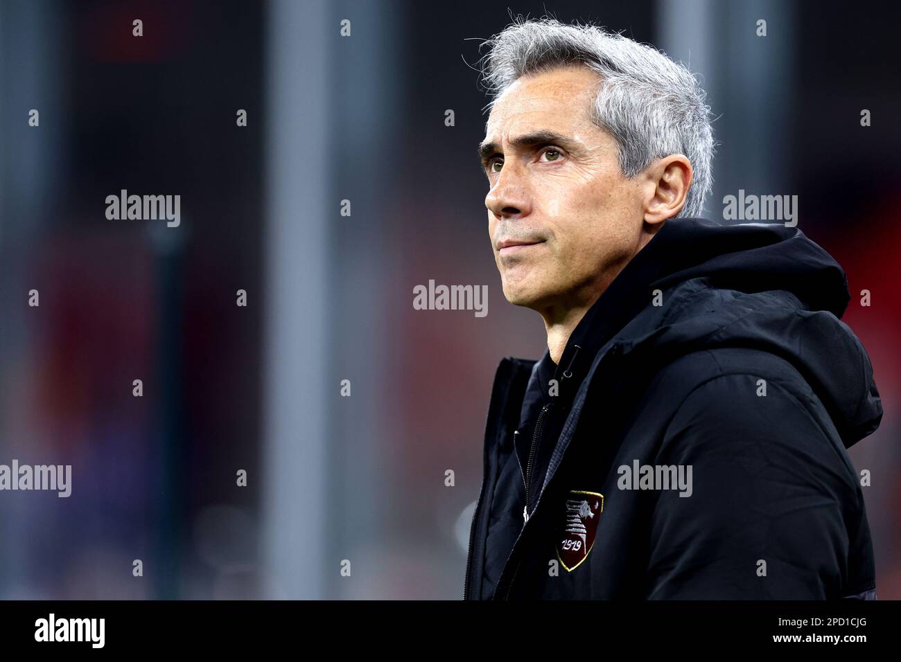 Paulo Sousa, Cheftrainer von uns Salernitana, schaut auf das Fußballspiel der Serie A zwischen AC Milan und uns Salernitana im Stadio Giuseppe Meazza am 13. März 2023 in Mailand, Italien . Kredit: Marco Canoniero/Alamy Live News Stockfoto